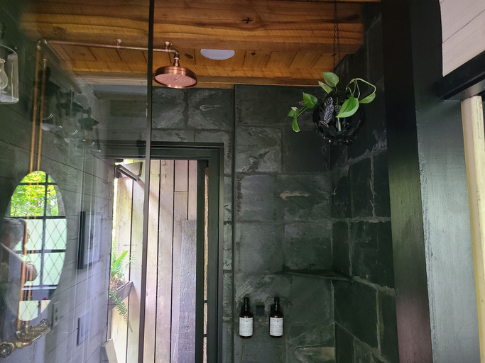 Others 5, The Treetop Hideaways at Ruby Falls, Hamilton