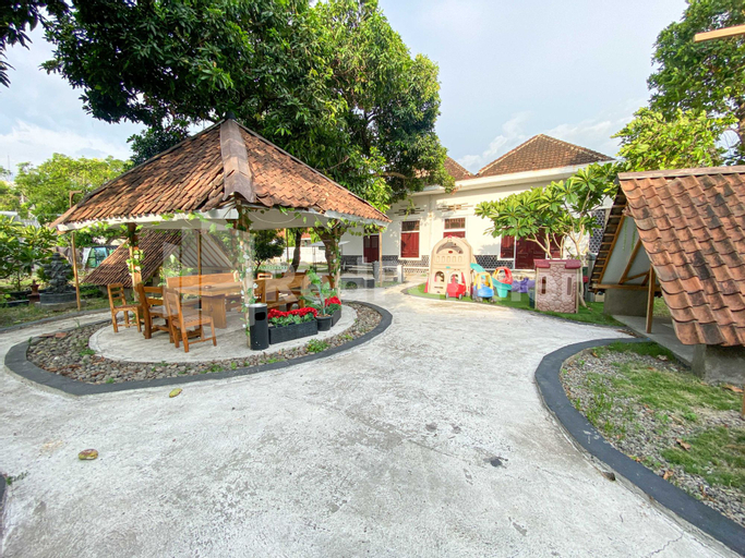 Exterior & Views 24