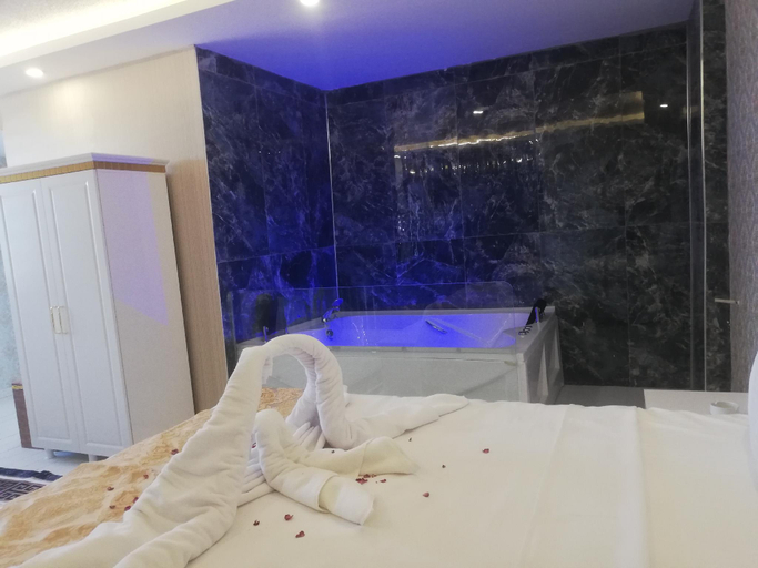 Others 3, Bulut Royal Hotel, Merkez