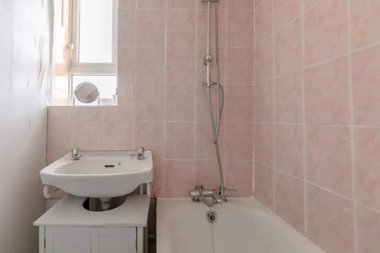 Bathroom 2, Cosy 4BD Flat W/private Balcony - Nine Elms!, London