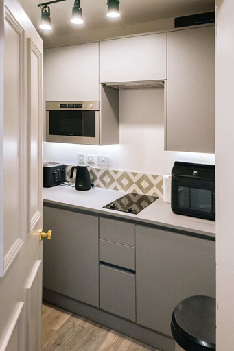 Others 5, Chic 1BD Flat - W/views of Edinburgh Castle!, Edinburgh