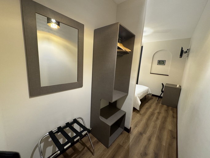 Bedroom 5, Hôtel Royal Montreuil, Seine-Saint-Denis