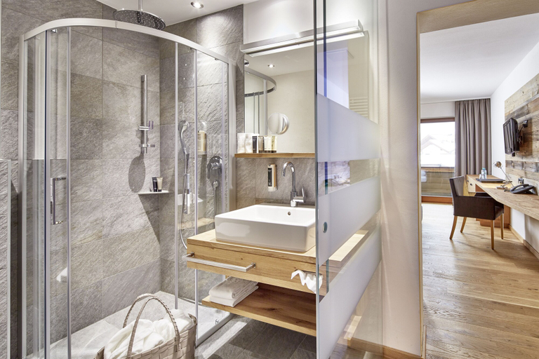 Bathroom 3, Der grüne Baum Hotel, Reutte