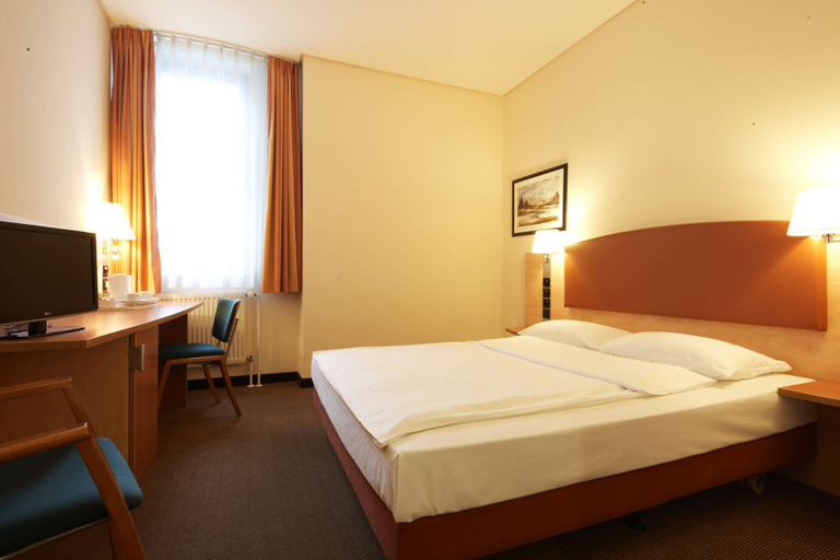Bedroom 3, IntercityHotel Berlin Ostbahnhof, Berlin