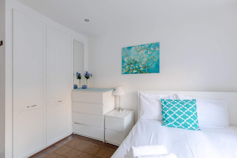 Others 2, Radiant and Roomy 2BD Flat - Fulham!, London