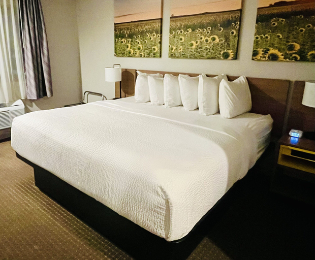 Bedroom 3, Days Inn by Wyndham Wall, Pennington