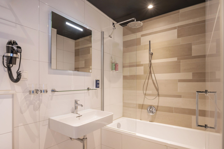 Bathroom 4, Thon Hotel Rotterdam, Rotterdam