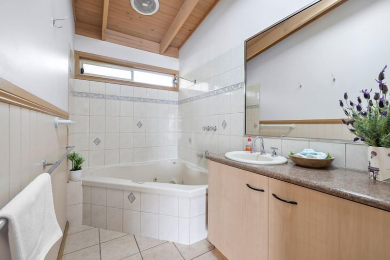 Bathroom 4, Halls Haven Holiday Units, N. Grampians - Stawell