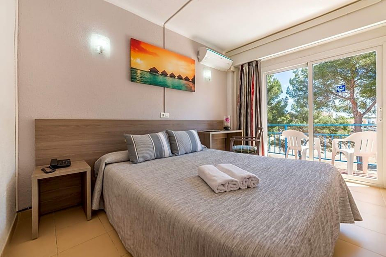Bedroom 1, Hotel Costa Mediterraneo, Baleares