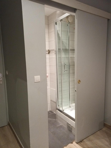 Bathroom, Hotel Azur Montmartre, Paris