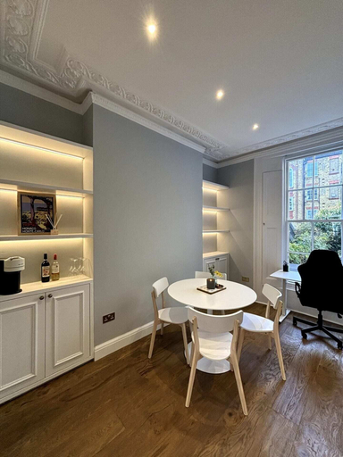 Others 5, Elegant & Beautifully Presented 1BD Flat- Chelsea!, London