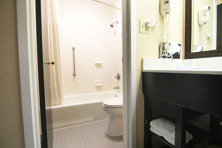 Bathroom 4, Quality Inn & Suites Franklin, Franklin