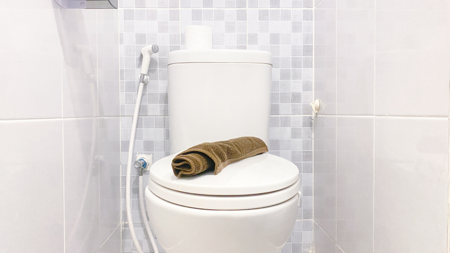 Bathroom 2, Homey and Good Choice Studio Tokyo Riverside PIK 2 Apartment By Travelio, Tangerang