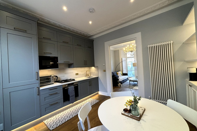 Others 3, Elegant & Beautifully Presented 1BD Flat- Chelsea!, London