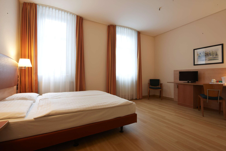 Bedroom 2, IntercityHotel Berlin Ostbahnhof, Berlin