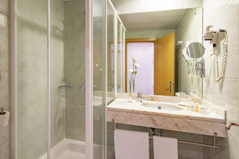 Bathroom 4, Luna Esperanca Centro Hotel, Setúbal