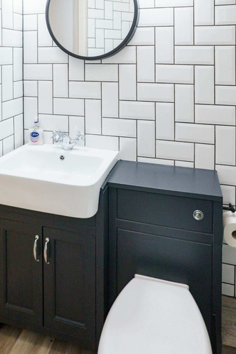 Bathroom 3, Chic 1BD Flat - W/views of Edinburgh Castle!, Edinburgh