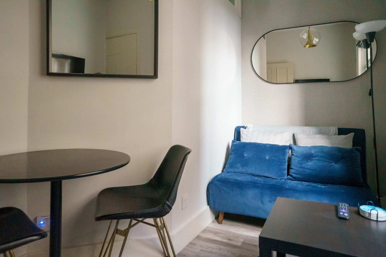Others 4, Chic 1BD Flat - W/views of Edinburgh Castle!, Edinburgh
