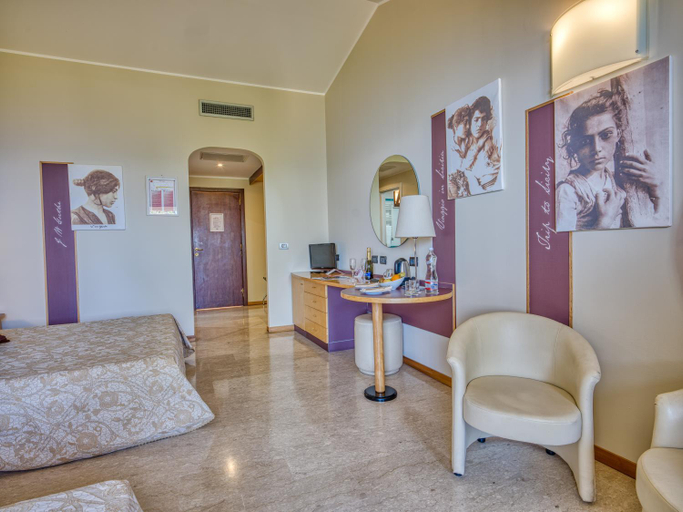 Bathroom 5, Hotel Ariston and Palazzo Santa Caterina, Messina