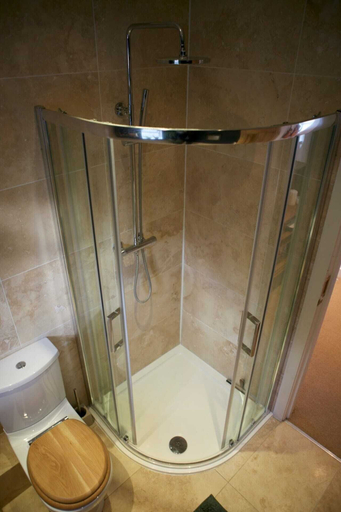 Bathroom 2, Inviting & Secluded 1BD House w/ Patio - Peckham!, London
