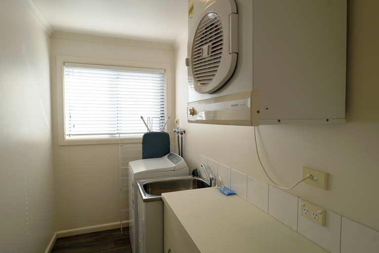 Bathroom 5, Captains Cove Resort - Waterfront Apartment, E. Gippsland - Bairnsdale