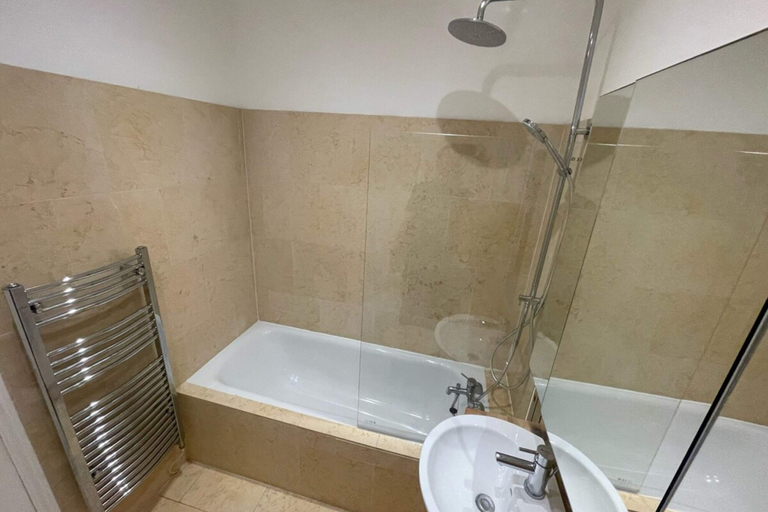 Bathroom 2, Spacious 1BD Flat - Next to Richmond Riverside!, London