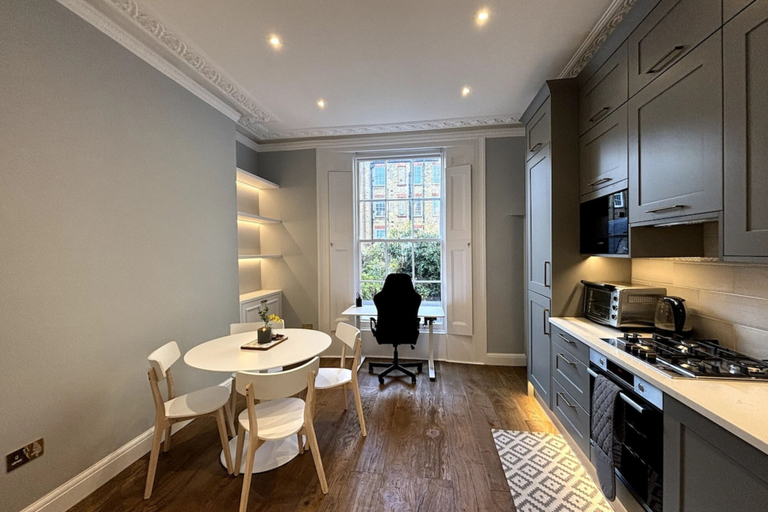 Others 4, Elegant & Beautifully Presented 1BD Flat- Chelsea!, London