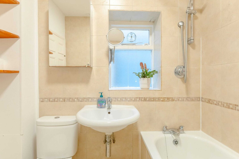Bathroom 2, Serene & Stylish 1BD Flat - Tooting Bec!, London