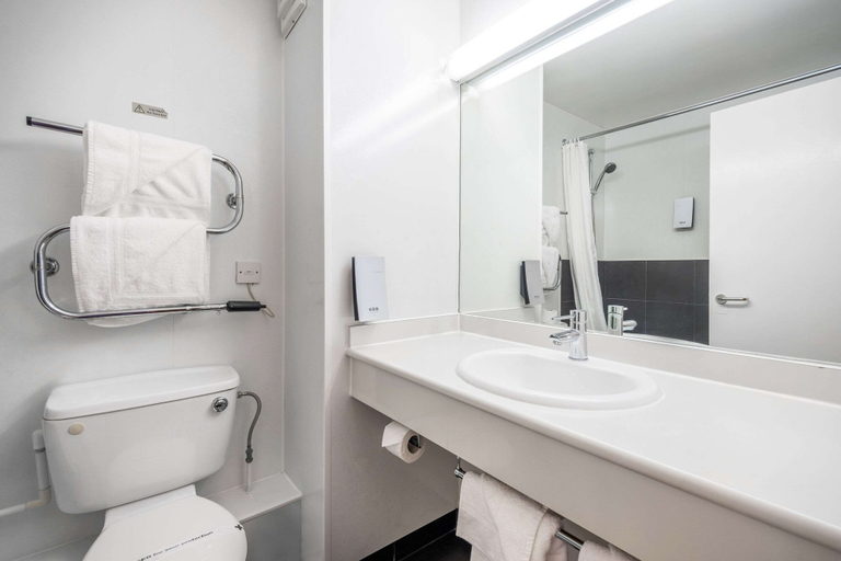 Bathroom 4, Comfort Inn Arundel, West Sussex