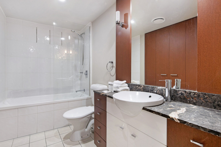 Bathroom 3, Chevron Renaissance - WOWSTAY, Gold Coast