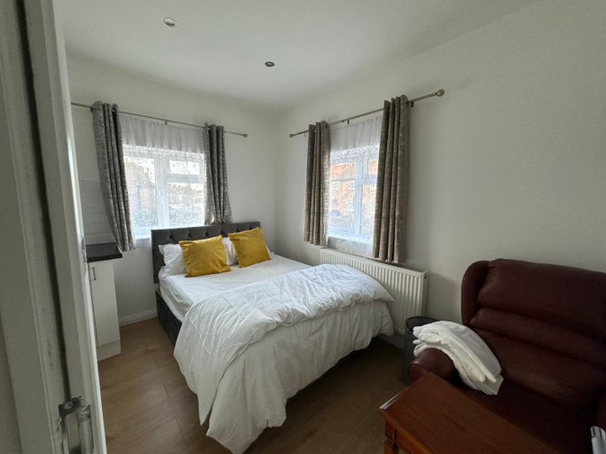 Others 3, Double Room With Free WiFi Keedonwood Road, London