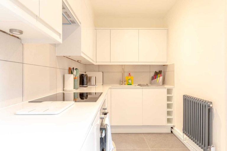 Others 3, Beautifully Presented 2BD Flat W/patio- Kensington, London