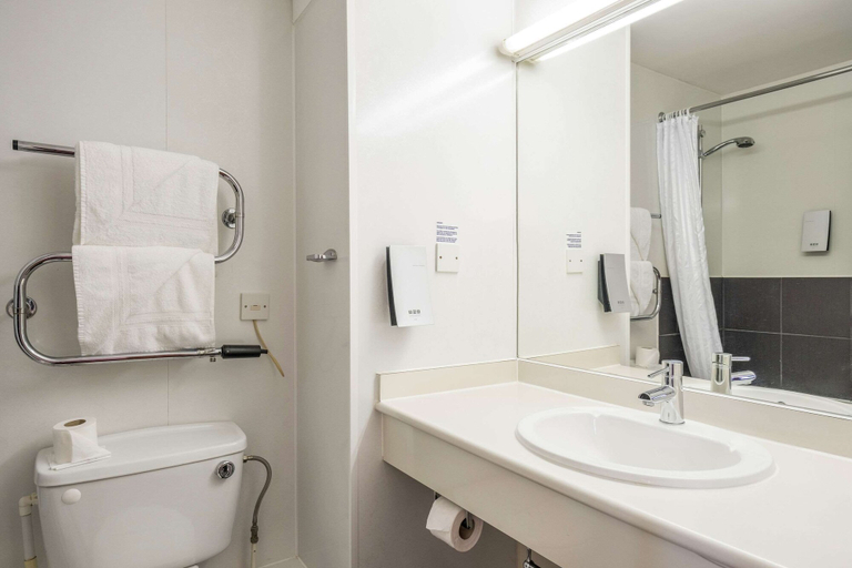 Bathroom 4, Comfort Inn Arundel, West Sussex