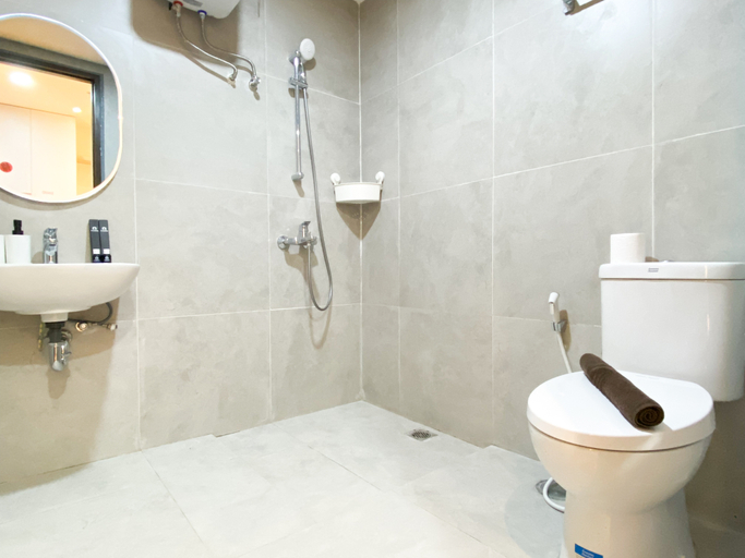 Bathroom 5, Good and Cozy Studio at Pollux Chadstone Apartment By Travelio, Cikarang
