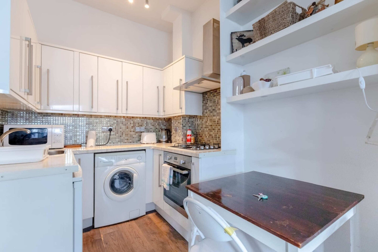 Others 4, Radiant and Roomy 2BD Flat - Fulham!, London
