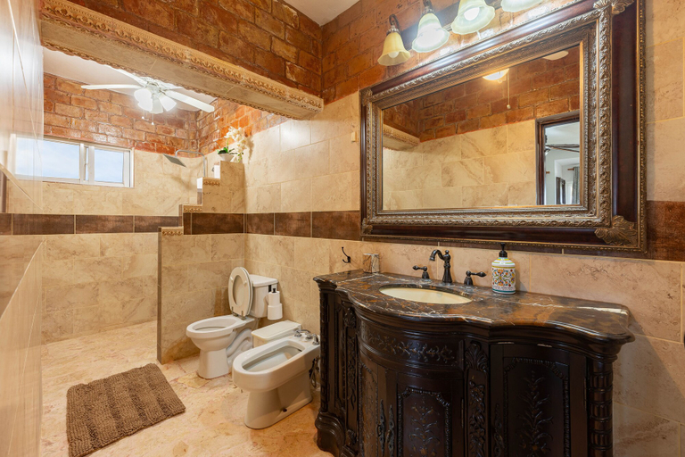 Bathroom 4, Casablanca Hotel, Cabrera