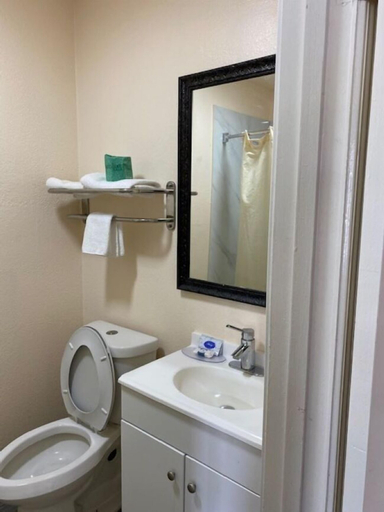 Bathroom 3, Texas Inn, Guadalupe