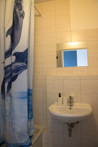 Bathroom 5, Metropol Hostel Berlin, Berlin