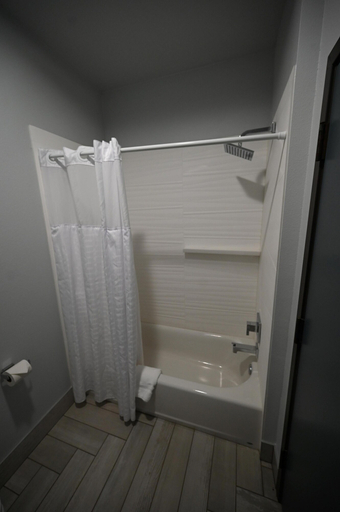 Bathroom 4, Edgewater Inn and Suites, an Ascend Collection Hotel, Coos