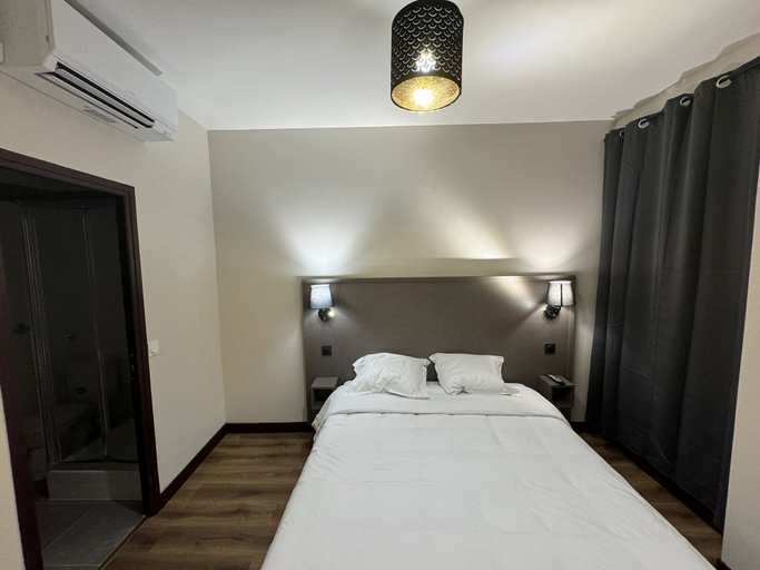 Bedroom 2, Hôtel Royal Montreuil, Seine-Saint-Denis