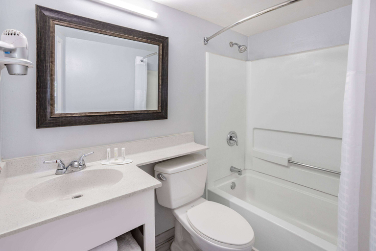 Bathroom 4, Days Inn & Suites by Wyndham Williamsburg Colonial, Williamsburg