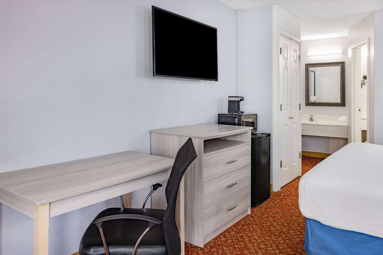 Bedroom 3, Days Inn & Suites by Wyndham Williamsburg Colonial, Williamsburg