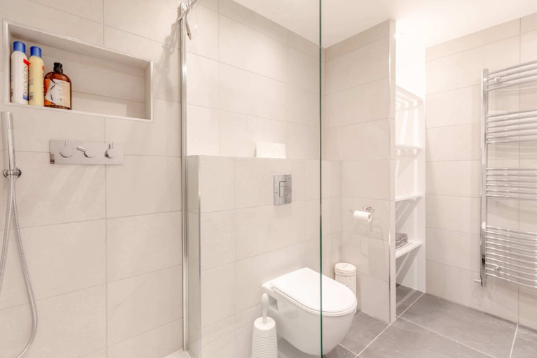 Bathroom 2, Beautifully Presented 2BD Flat W/patio- Kensington, London