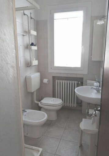 Bathroom 4, Locanda Borgonuovo, Ferrara