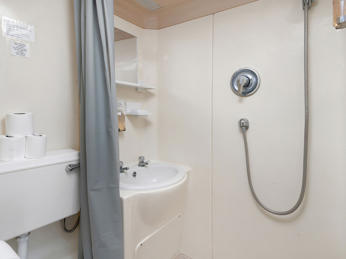 Bathroom 5, Elstree Inn, Hertfordshire