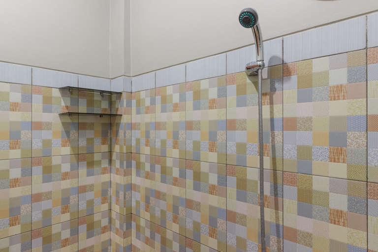 Bathroom 3, RedDoorz Plus near Pantai Malalayang Manado, Manado