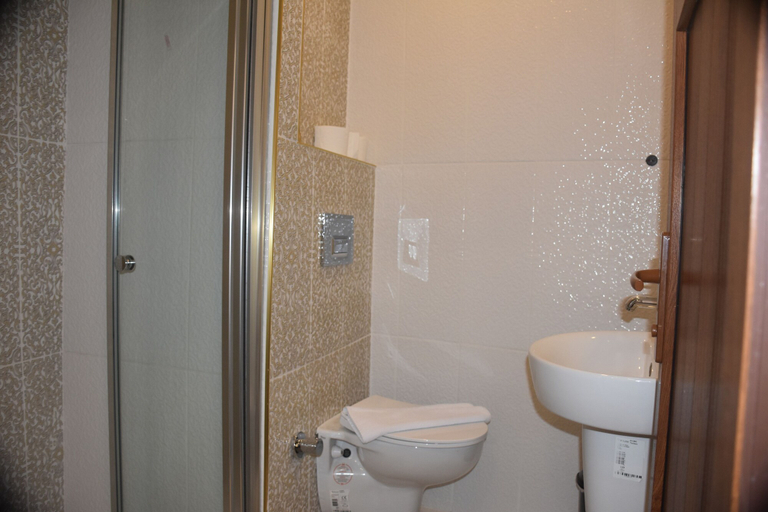 Bathroom 5, Hotel Han, Fatih