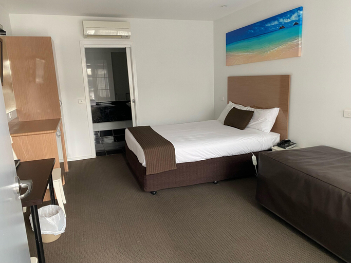 Bedroom 4, Belmercer Motel, Geelong