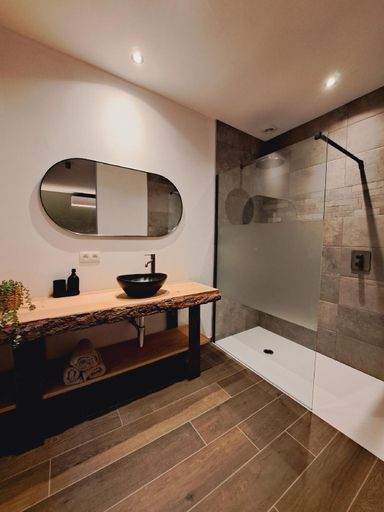 Bathroom 4, Un gîte sous roche, Luxembourg