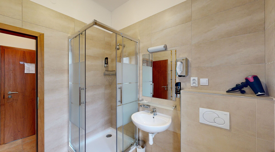 Bathroom 3, Klaudia's Hotel & Restaurant, Dunajská Streda